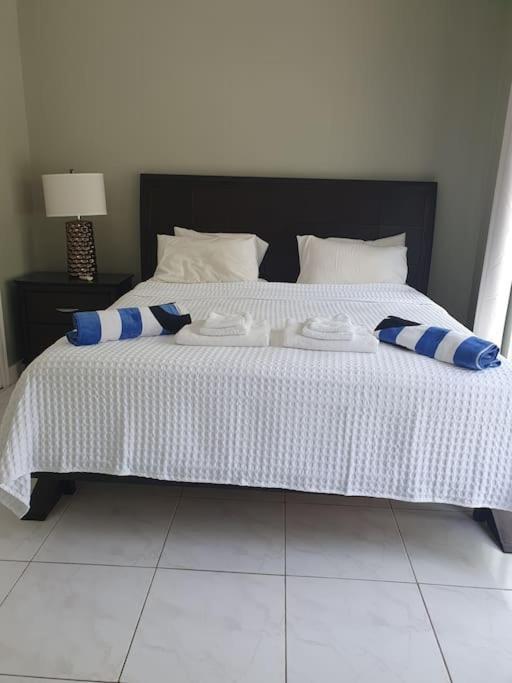Вилла Townhouse By The Bay, Little Bay Country Club ,Negril Ориндж-Бей Экстерьер фото