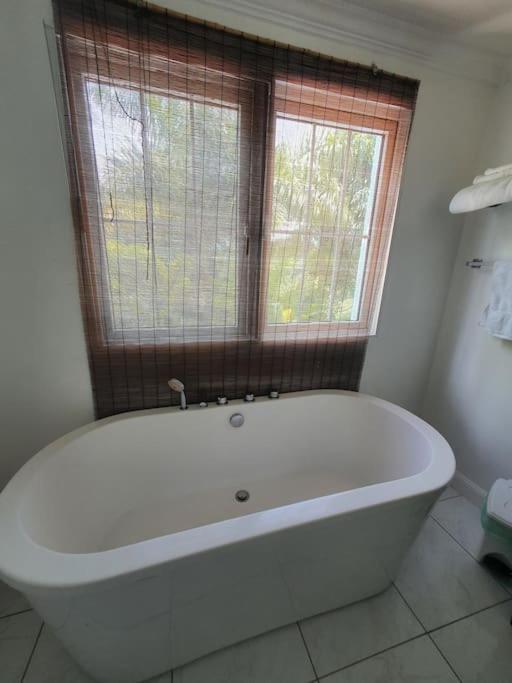 Вилла Townhouse By The Bay, Little Bay Country Club ,Negril Ориндж-Бей Экстерьер фото